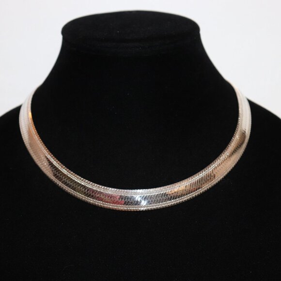 Beautiful Herringbone necklace 18" long .5" wide - Picture 2 of 7